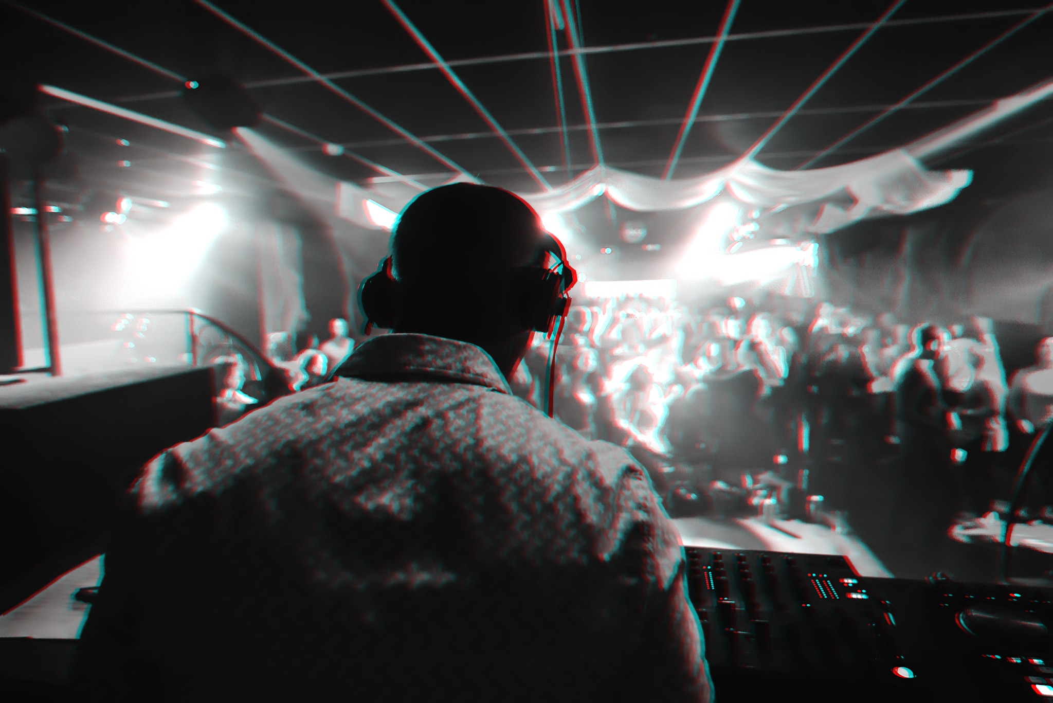 DJ frente al público durante una presentación